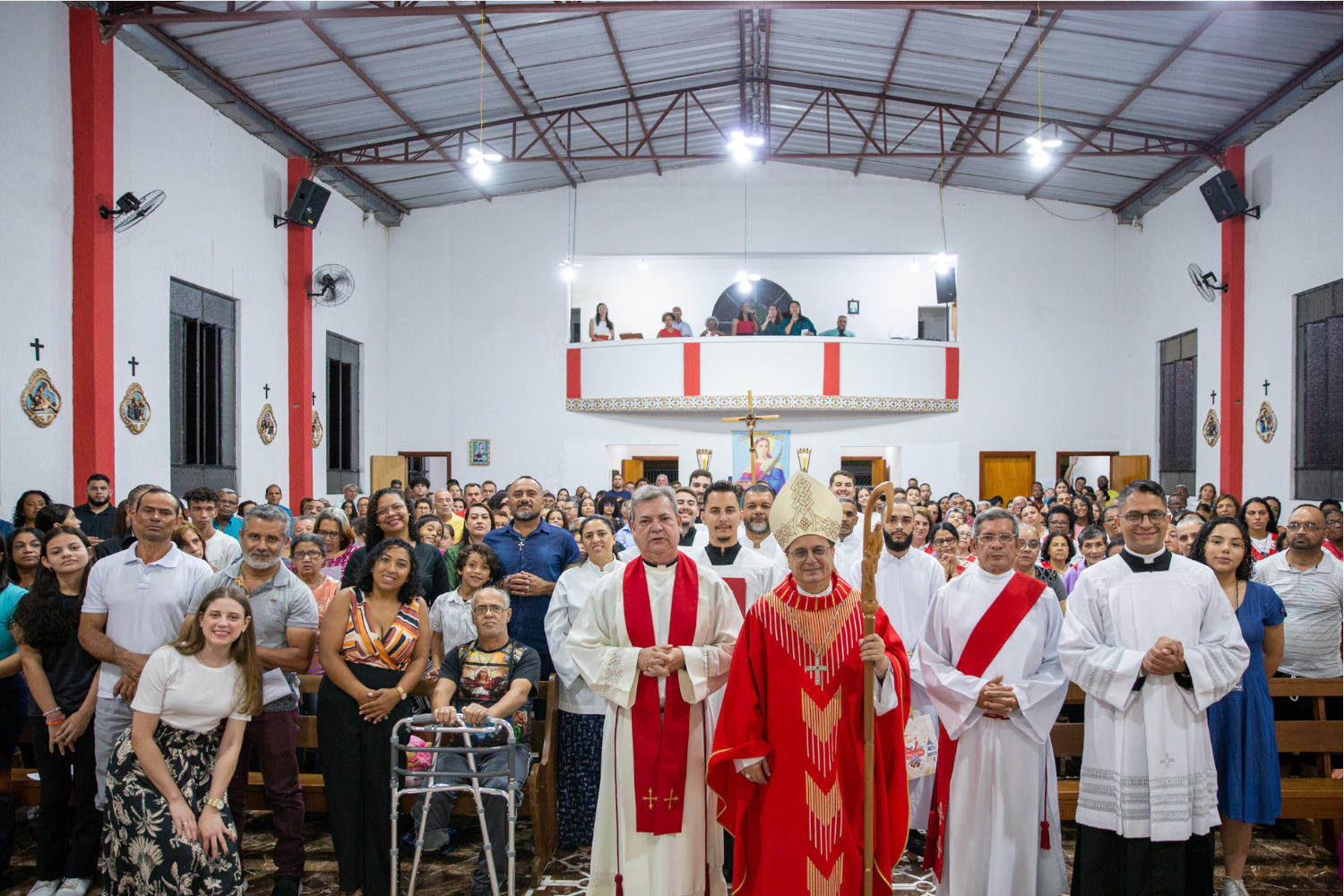 Dom Valdir celebra a padroeira da comunidade Santa Luzia da Paróquia