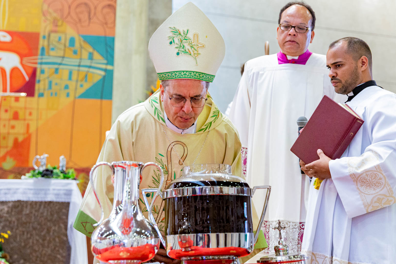 Missa Do Crisma E Renova O Das Promessas Sacerdotais Re Ne Centenas De