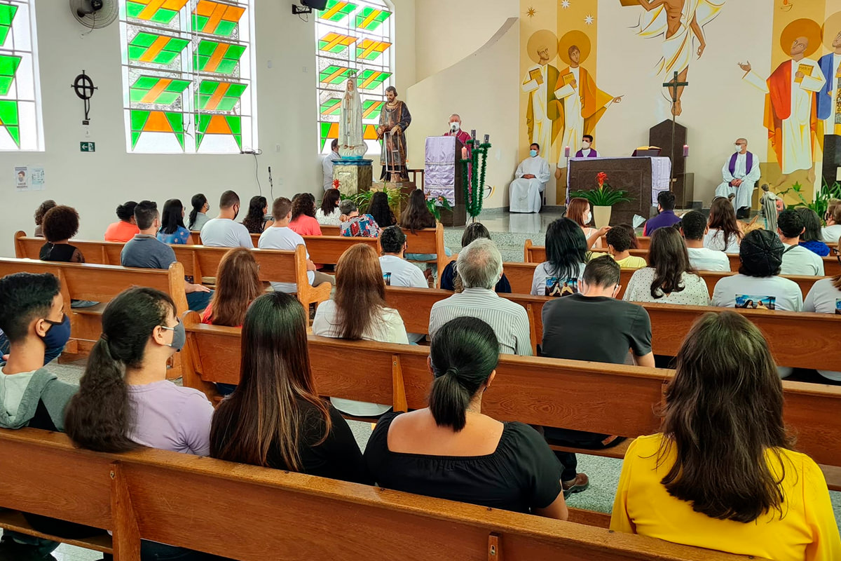 Pessoas na igreja participando da Missa