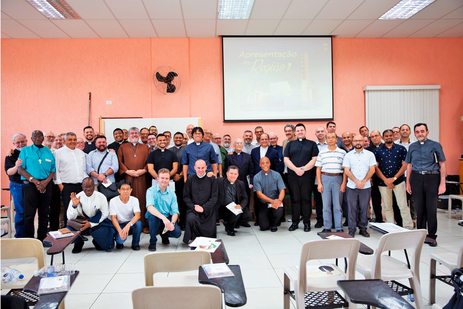 Padres da região 1 reunidos com Mons. Valdir