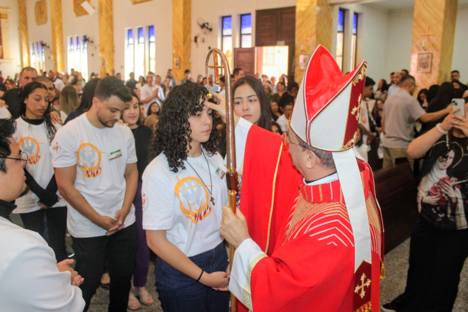 183 jovens recebem o Sacramento do Crisma na Paróquia Santa Terezinha ...