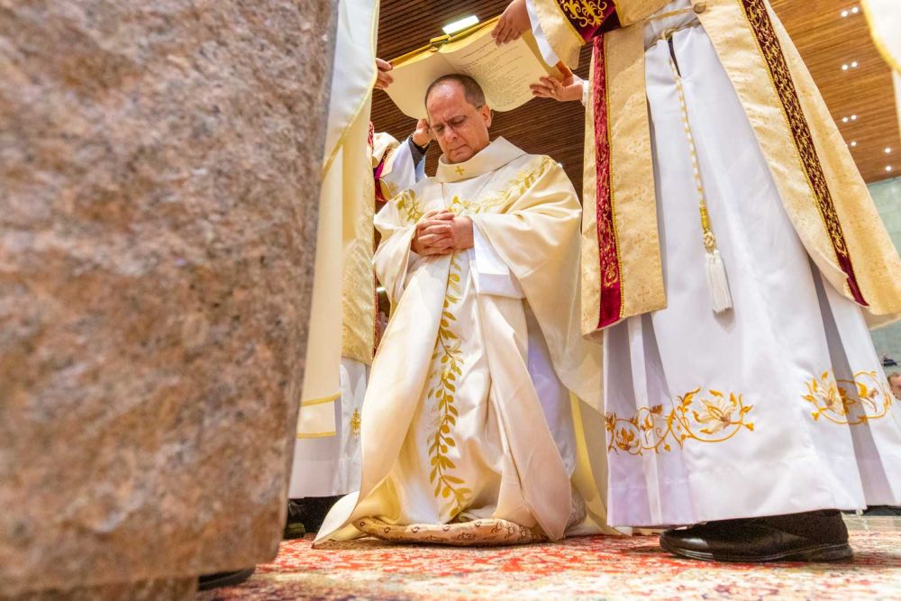 Momento da ordenação em que Dom Valdir recebe a prece de Ordenação com o livro dos evangelhos sob sua cabeça