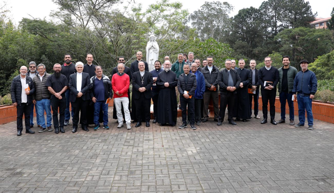 Padres das foranias Itapecerica e Embu reunidos com Dom Valdir para mais uma formação do clero