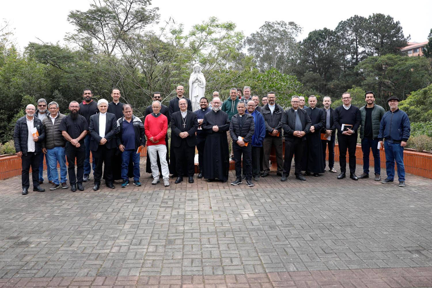Padres das foranias Itapecerica e Embu reunidos com Dom Valdir para mais uma formação do clero