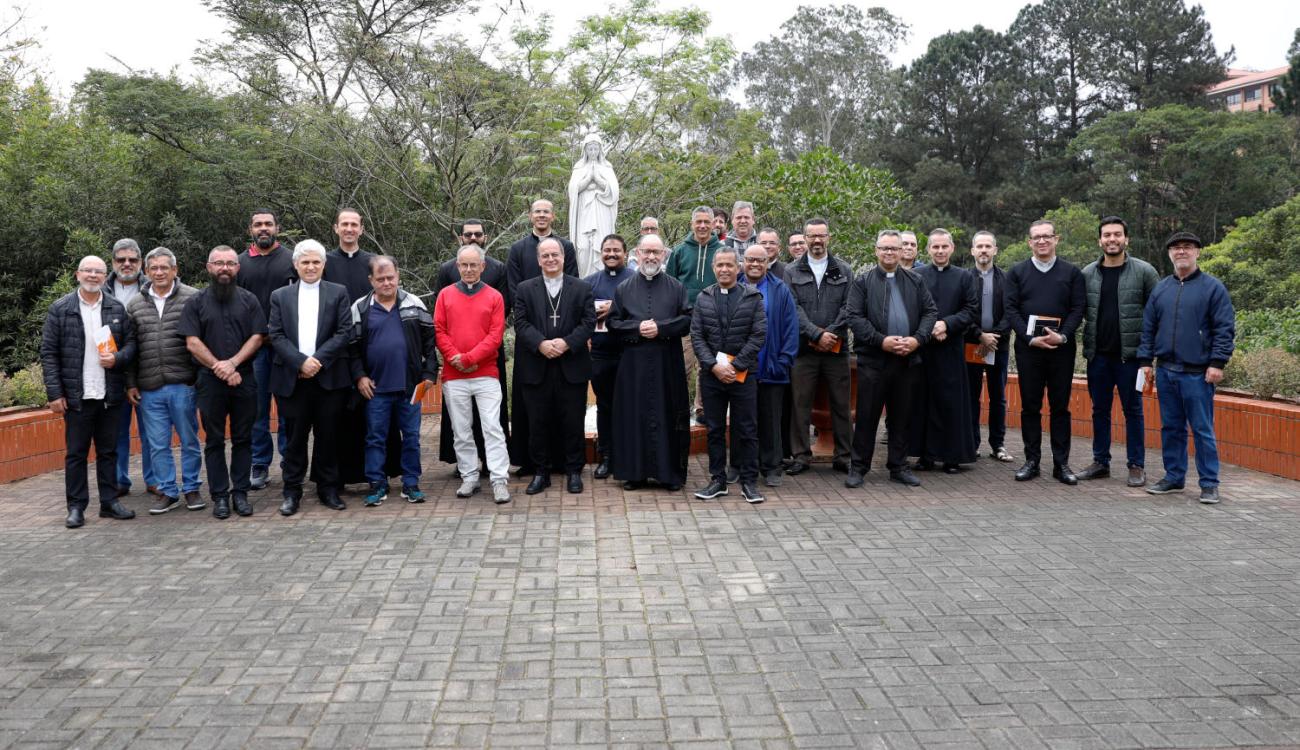 Padres das foranias Itapecerica e Embu reunidos com Dom Valdir para mais uma formação do clero