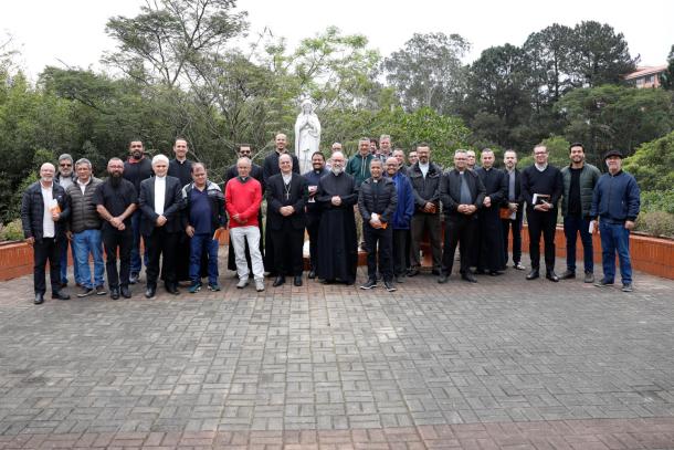Padres das foranias Itapecerica e Embu reunidos com Dom Valdir para mais uma formação do clero